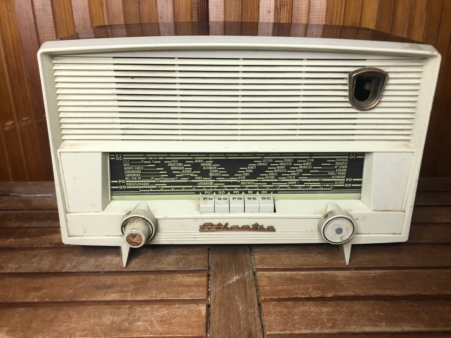 Old radio atlantic bakelite white & bordeaux red vintage #a533