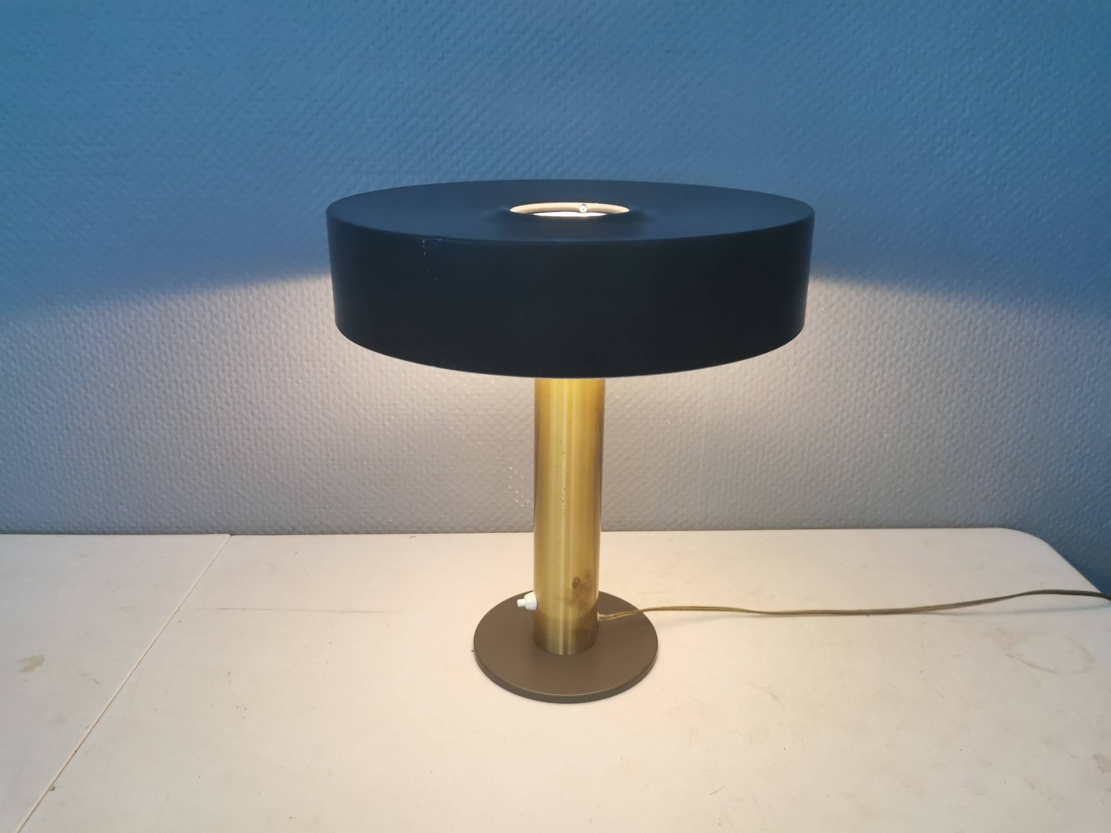 Lampe de table danoise avec une base en laiton massif et un abat-jour en métal laqué gris.