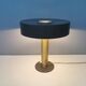 Lampe de table danoise avec une base en laiton massif et un abat-jour en métal laqué gris.