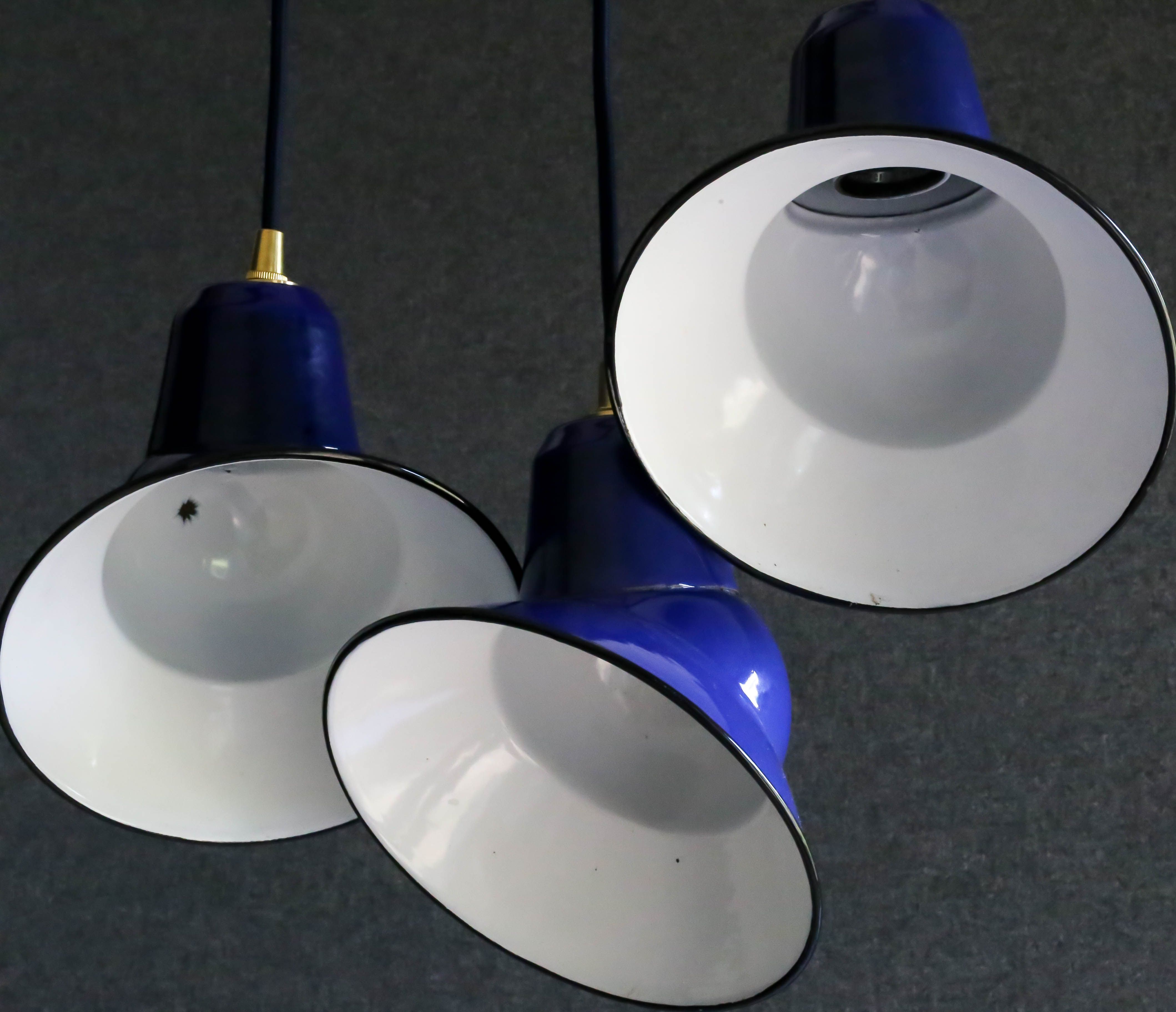 Set of 3 industrial suspensions in blue and white enamelled sheet - delivered with cable