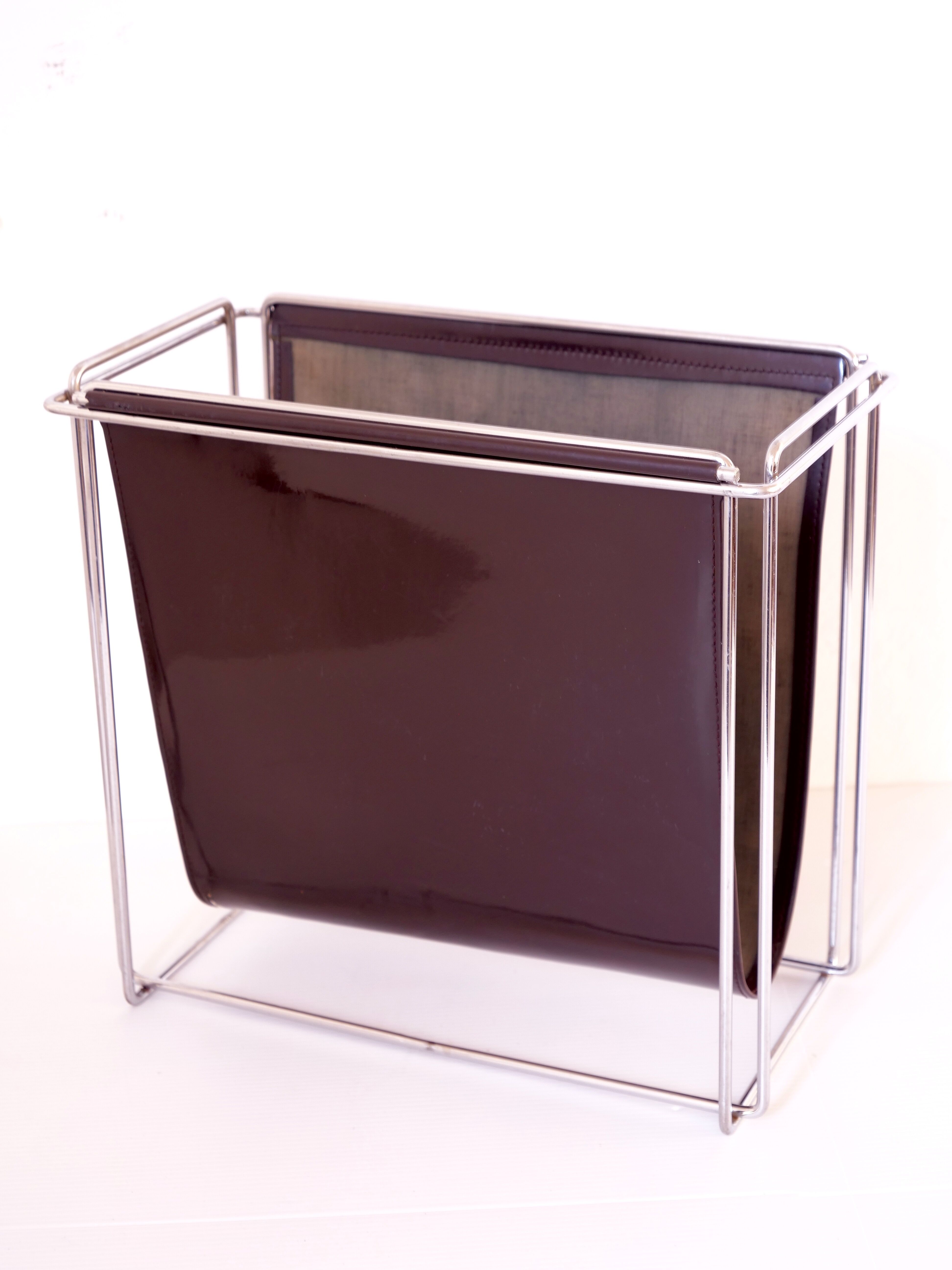 Magazine holder design Gerard Rignault, édité par Group SA