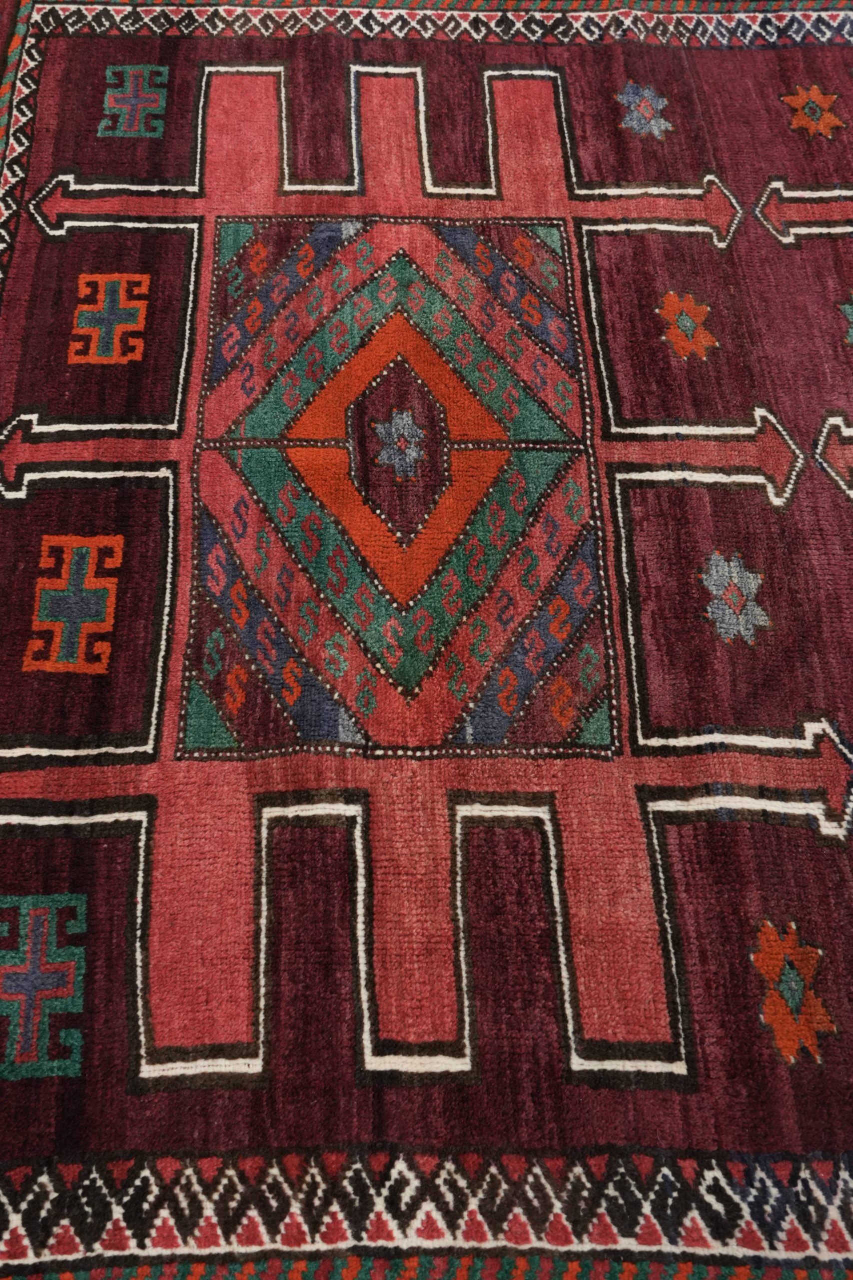 Hand-knotted rug of 308x210cm in oriental style with mainly red colours