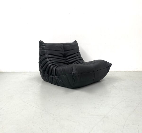 Fauteuil lounge Togo en cuir noir français par Michel Ducaroy pour Ligne Roset, années 1970.