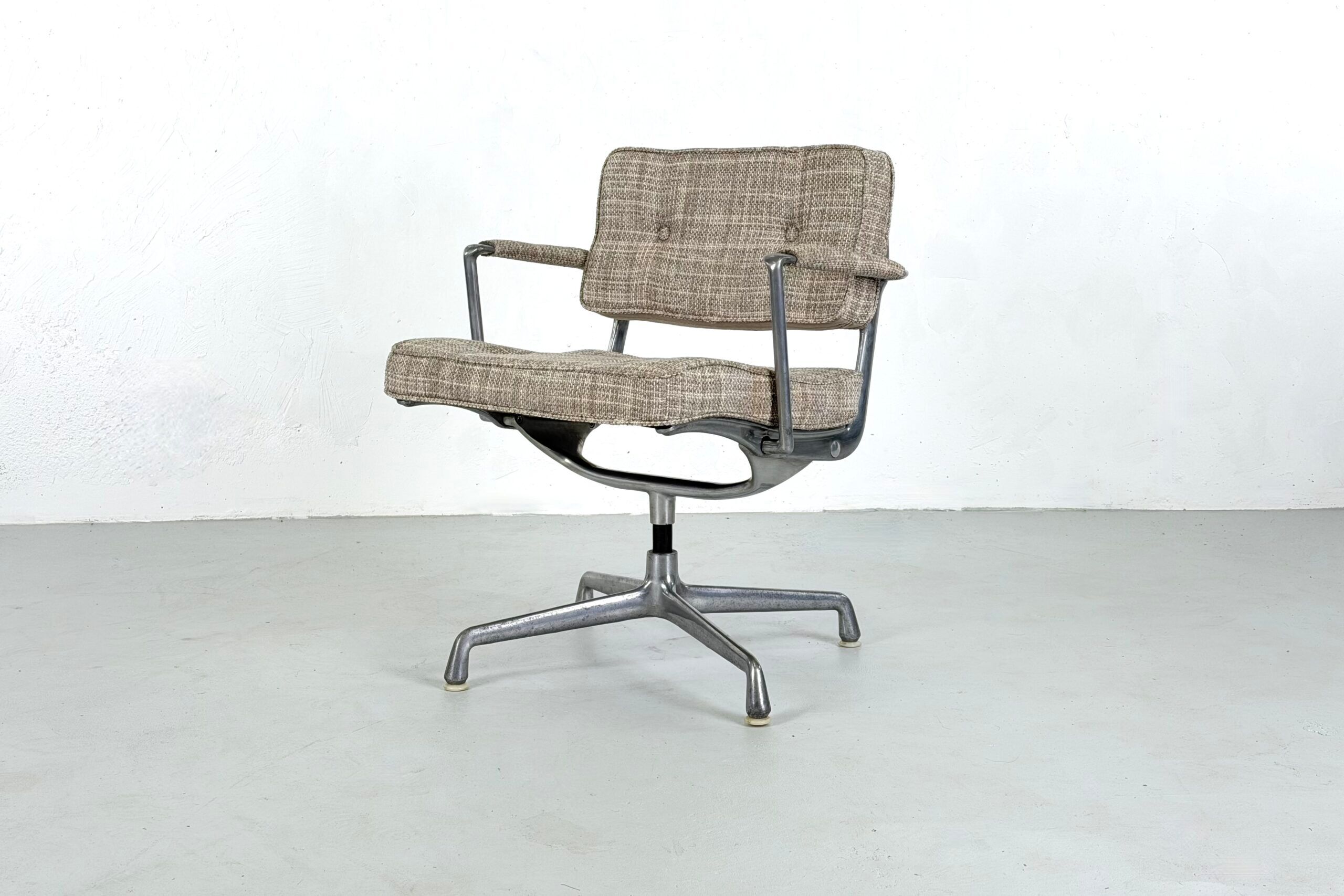 ES102 "Intermediate" office chair by Charles & Ray Eames for Herman Miller – 1960s
