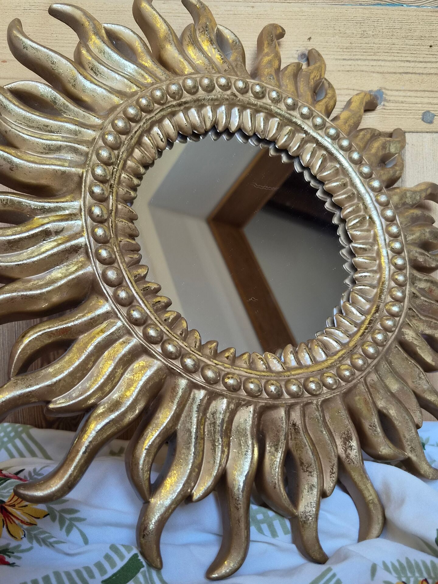 Vintage Gold Sun Mirror – A Mid-Century Classic for a Stylish Décor