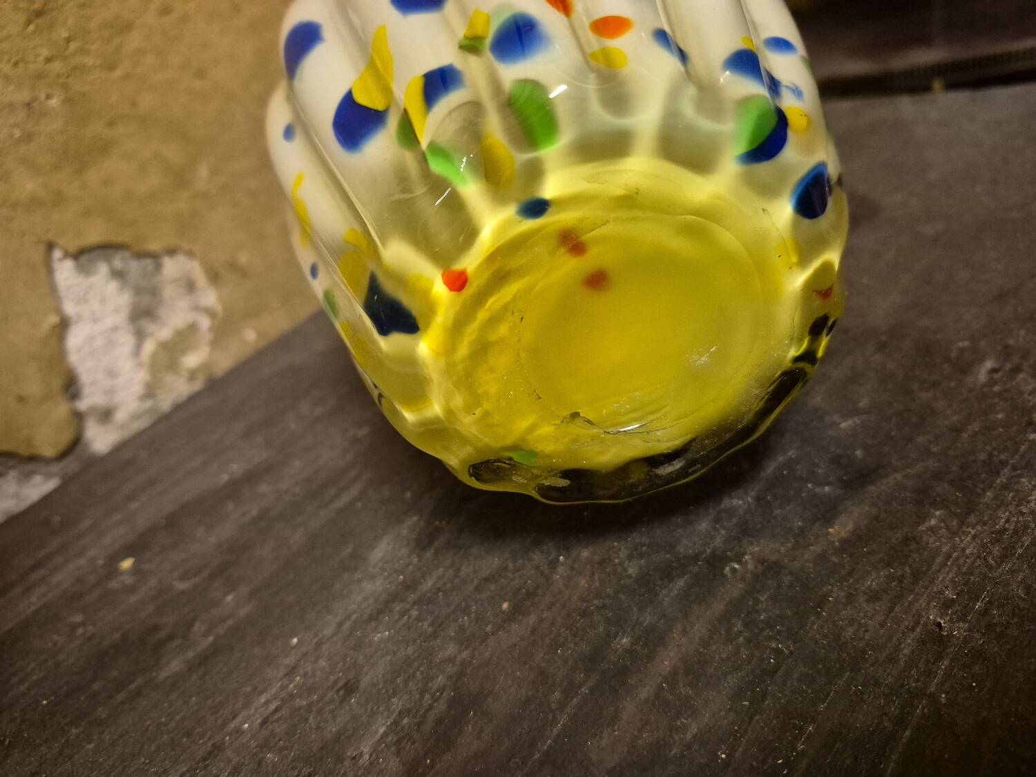 Vase en verre soufflé multicolore ́