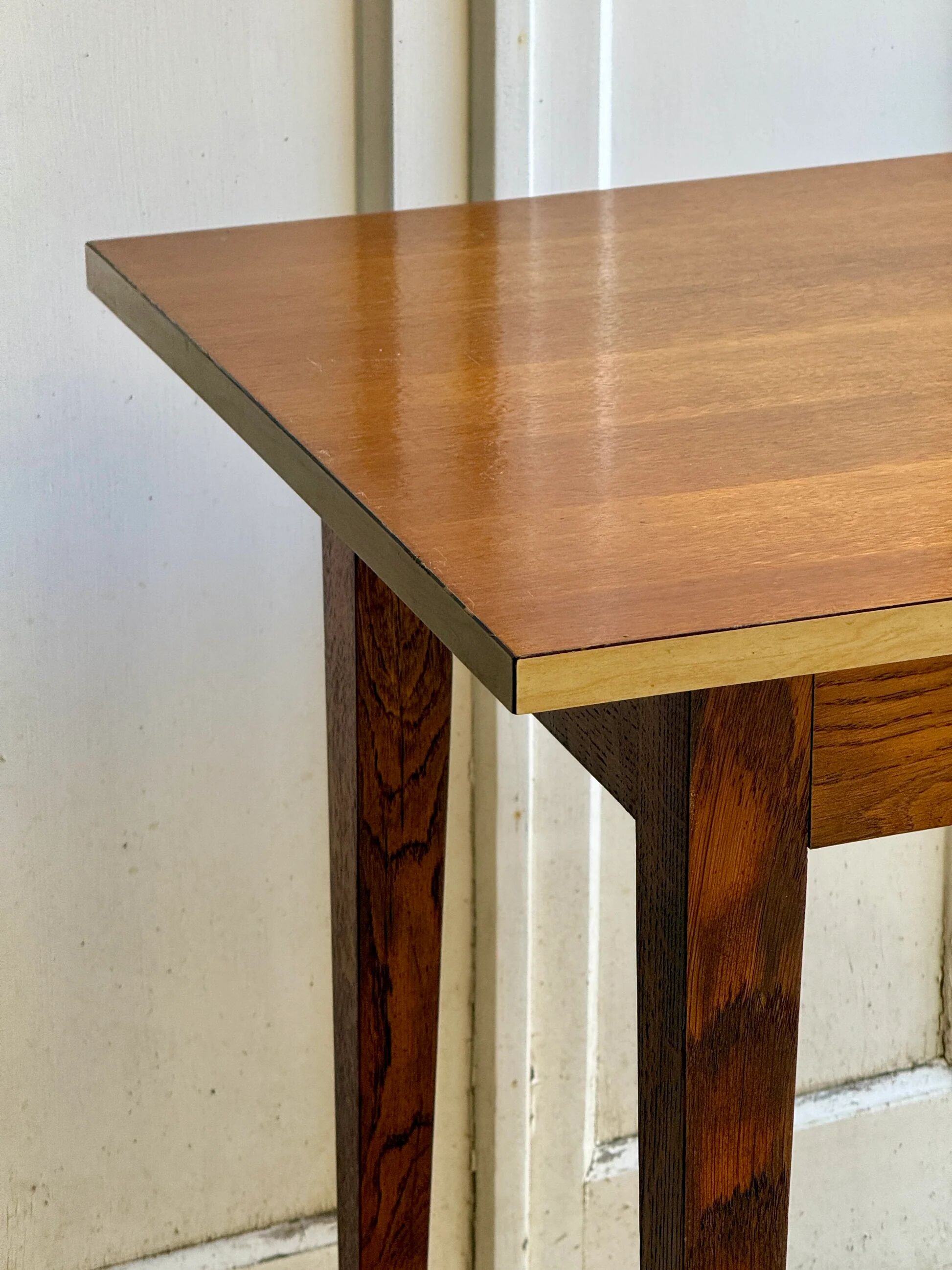 Petit bureau / table en bois et formica