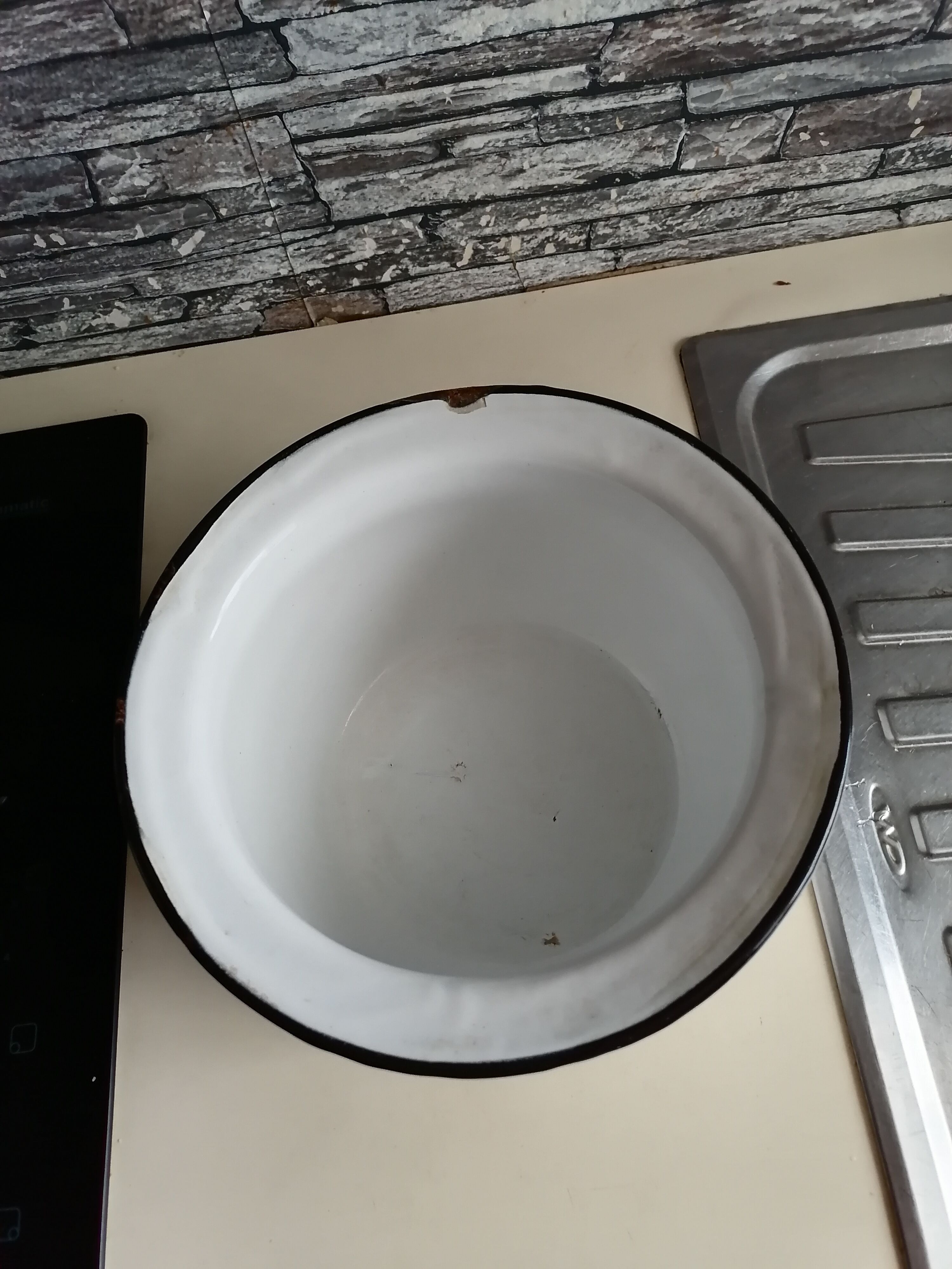 1900 white enamelled pot