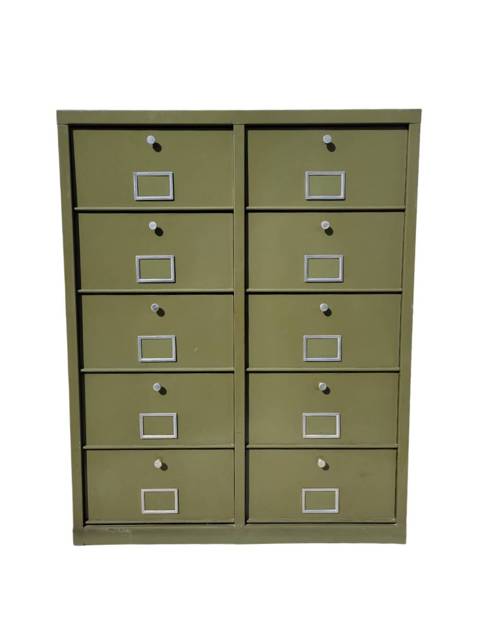 Industrial workshop furniture with 10 khaki flaps