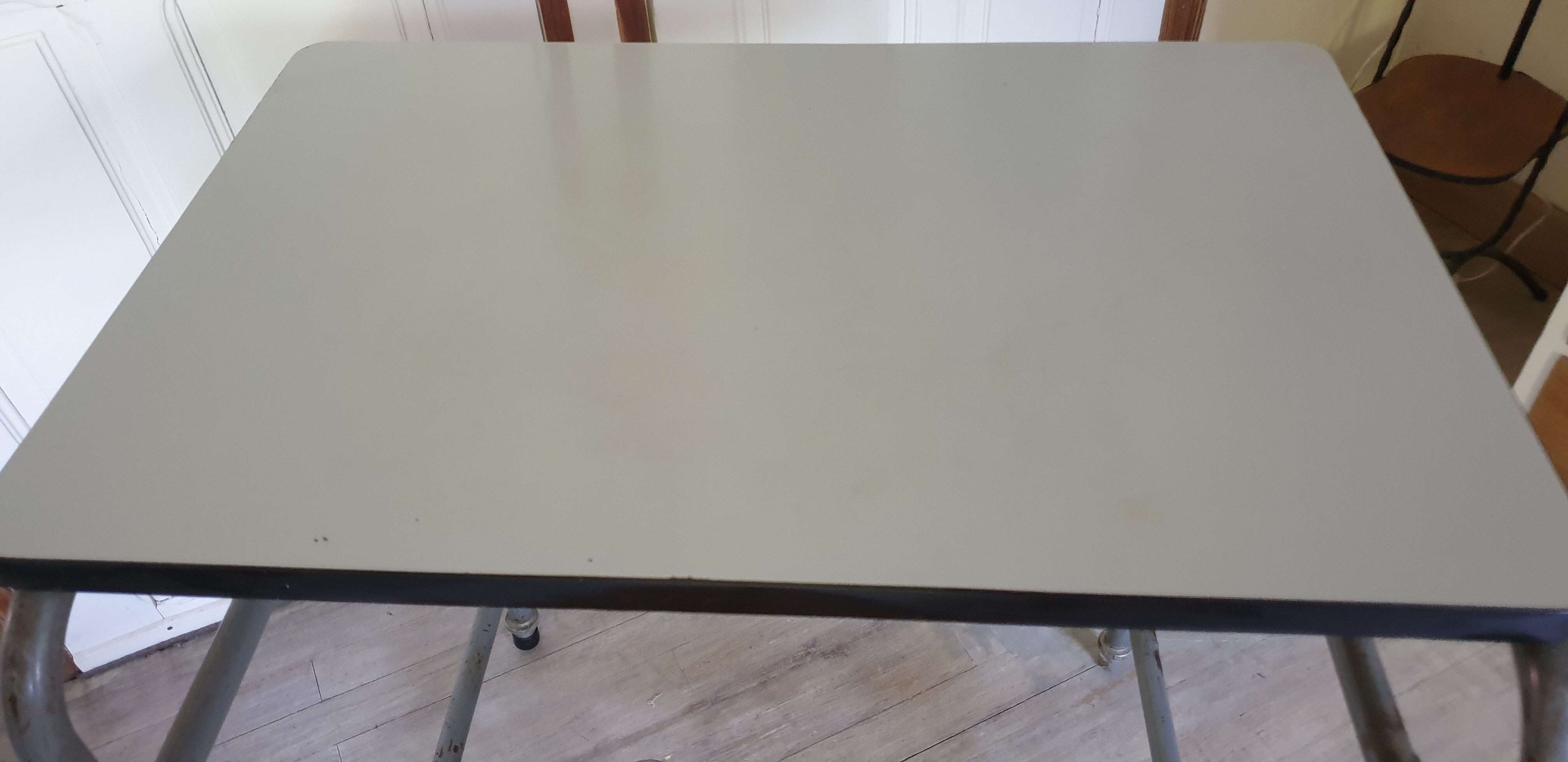 Table d'atelier et sa chaise