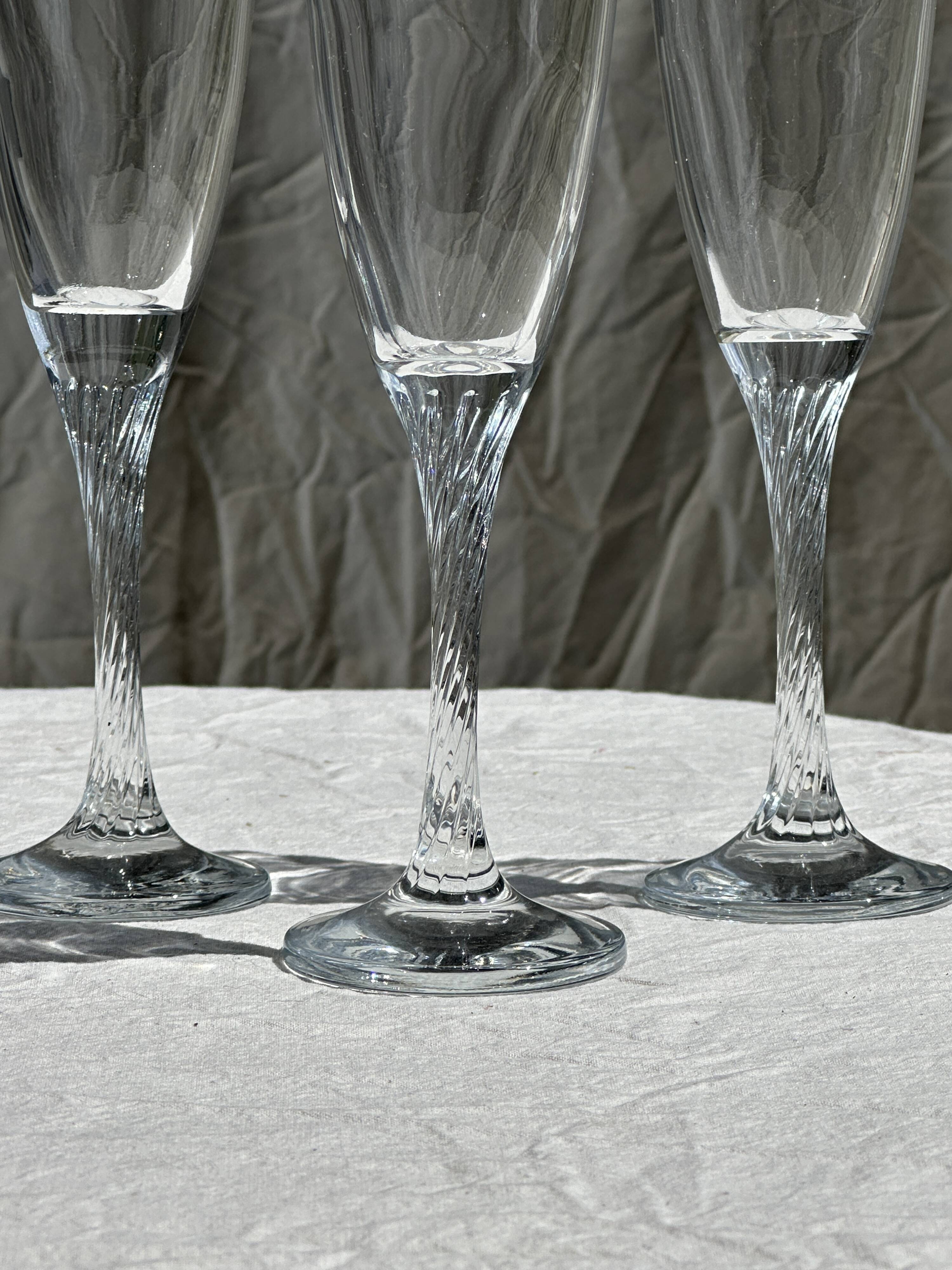 Set of 5 glass champagne flutes with twisted ribbed base