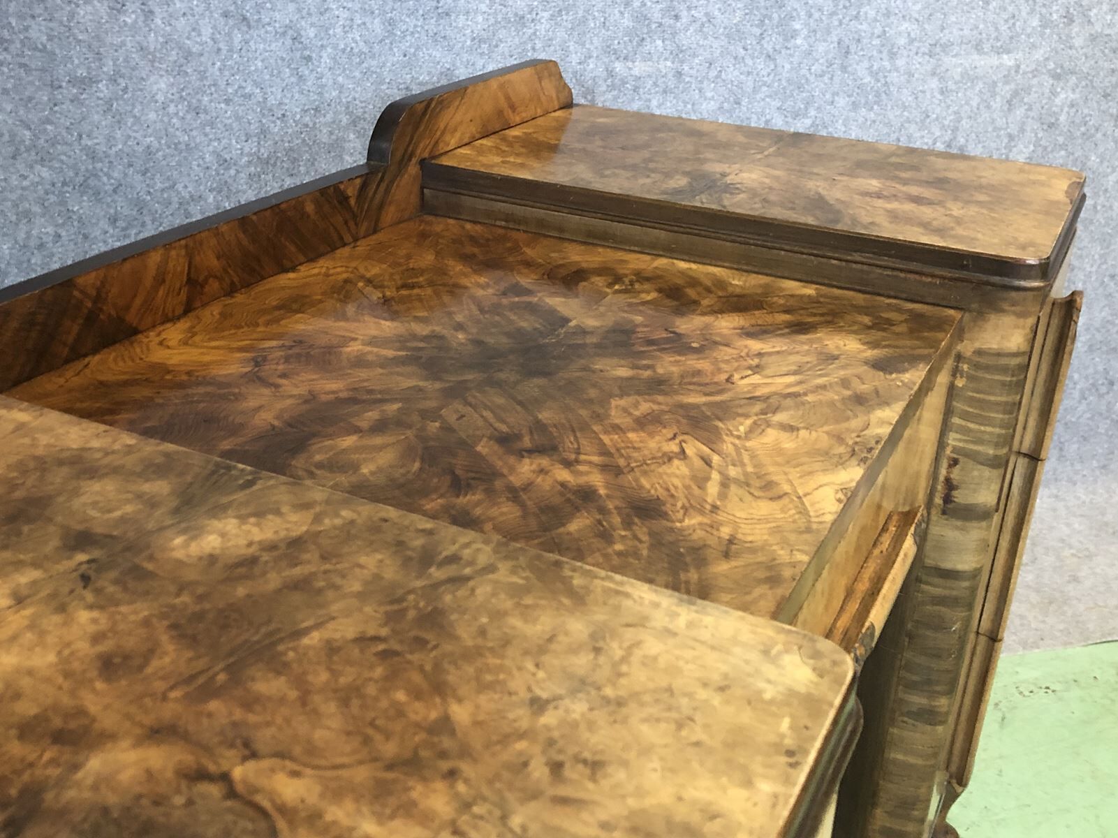 Bureau anglais Art déco en loupe de noyer