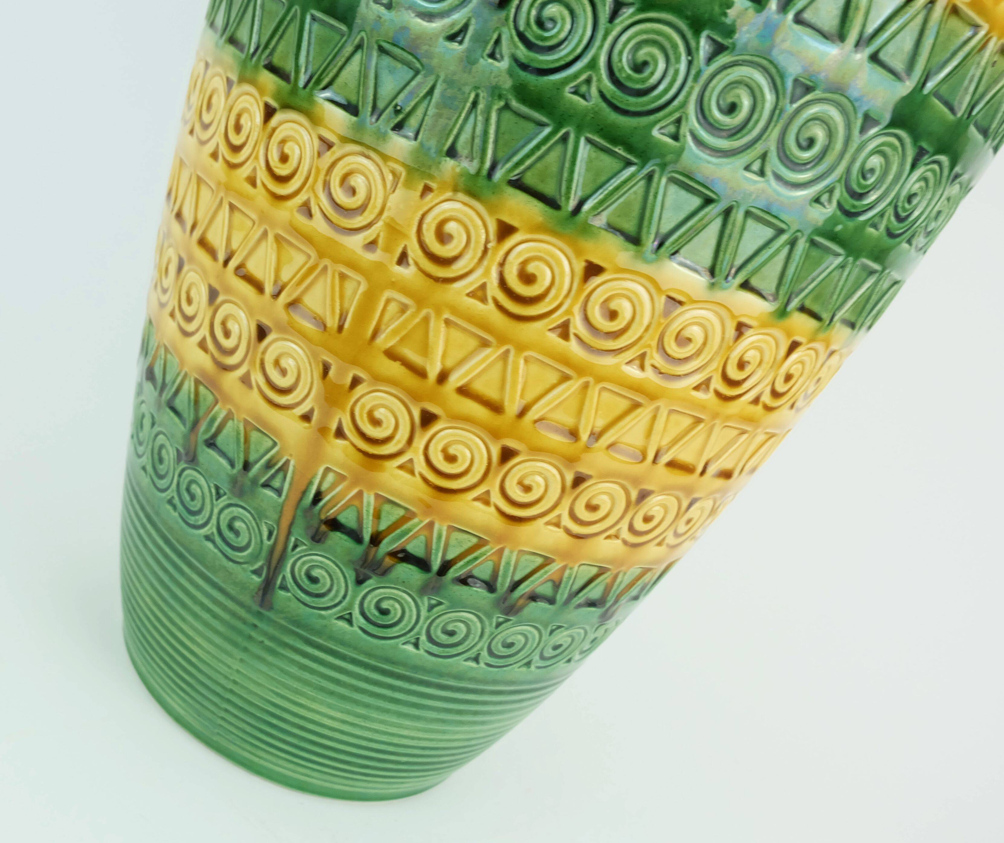 Vase de sol en céramique verte ocre à motif en relief des années 1960, modèle l1142-50