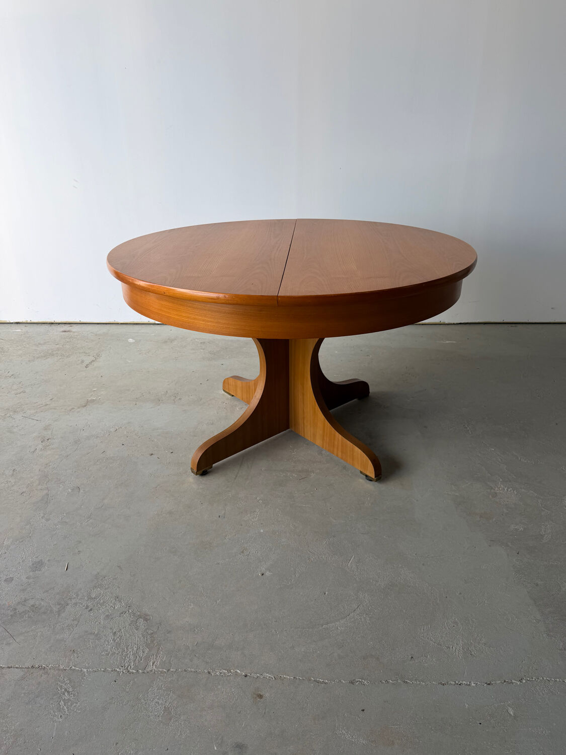 Table à manger extensible ronde à piètement en croix