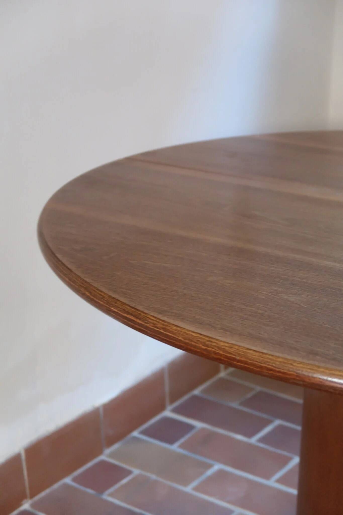 Round table with a central pedestal, light wood, 1990s.