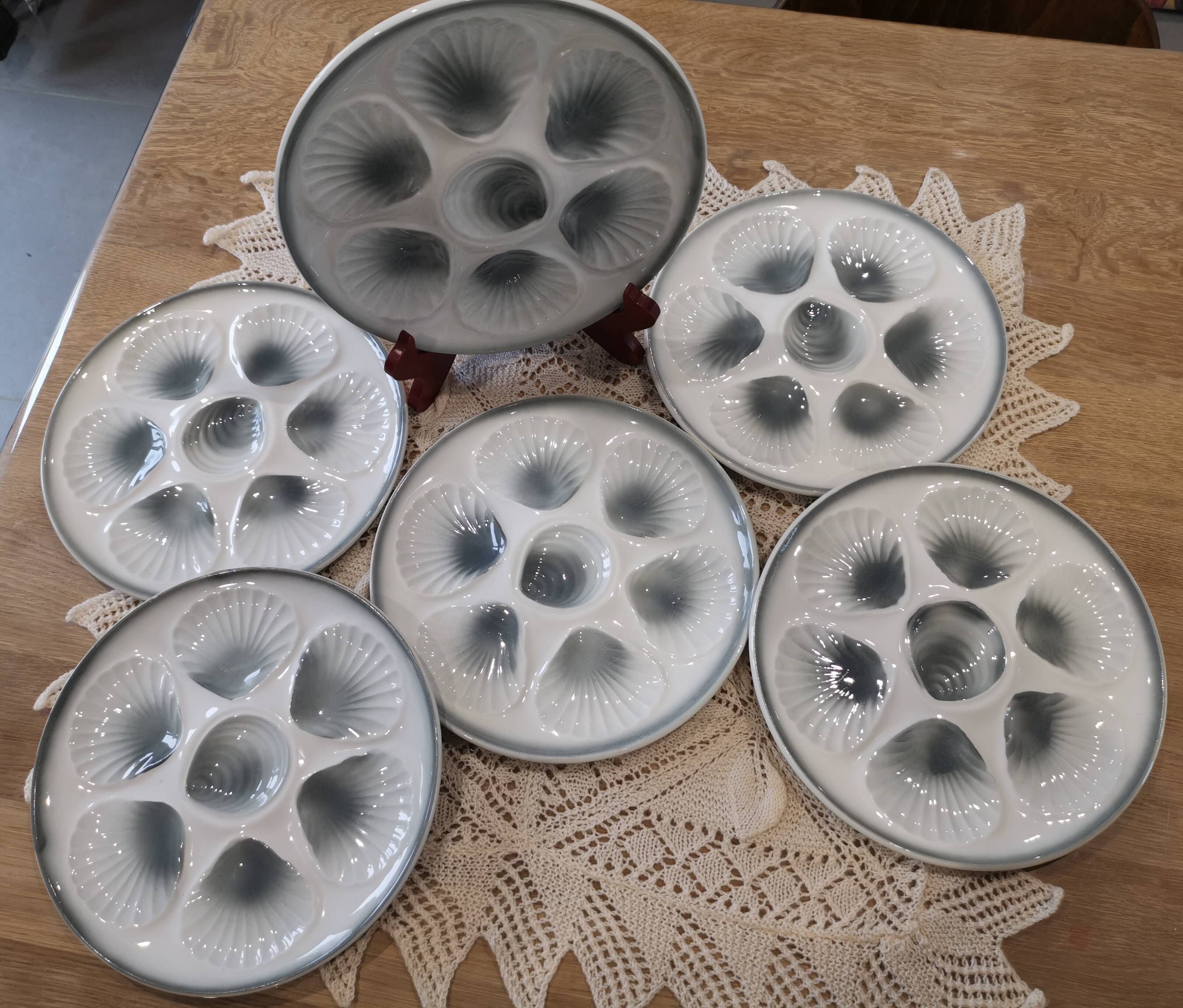 6 Moulin des Loups oyster plates in white and gray barbotine