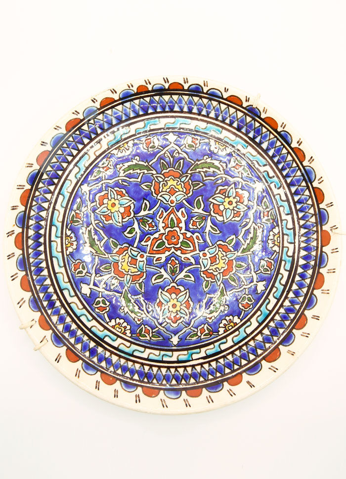 Turkish plate of Kutahya with floral and ethnic motifs