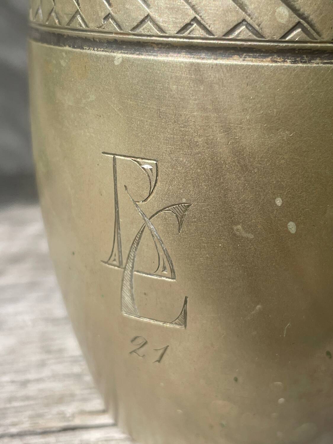 Timbale art déco monogrammé dorée