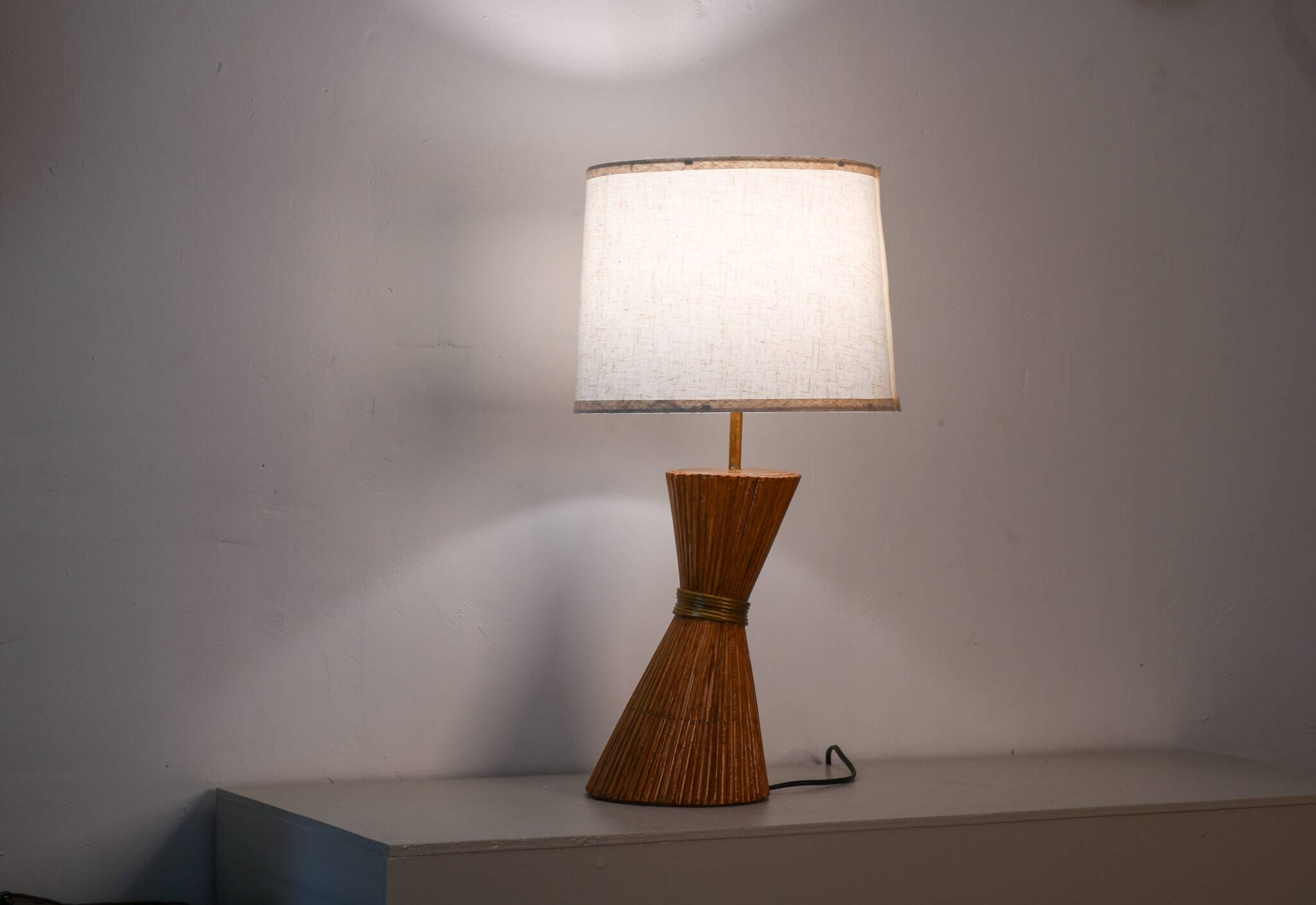 Lampe de table en rotin en forme de sablier