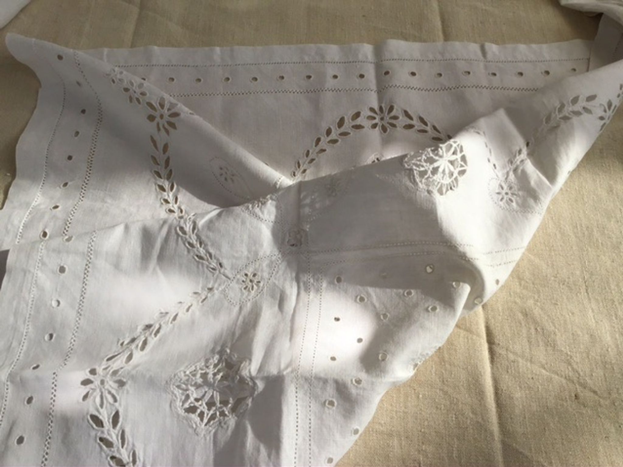 Linen table centre