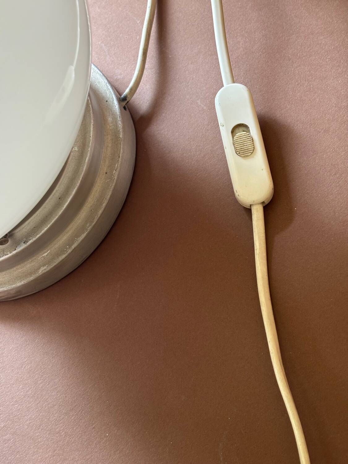 Lampe globe en opaline et aluminium, 1950