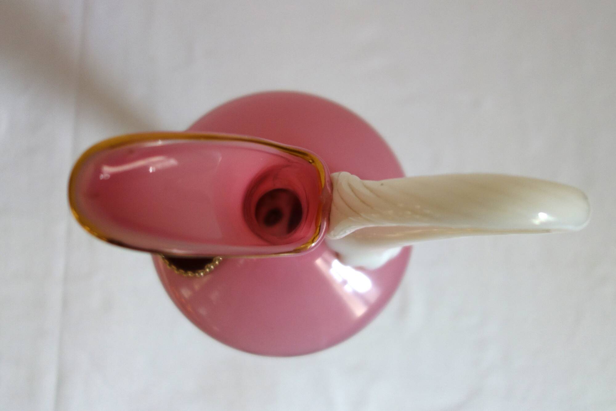 Ancienne aiguière en verre rose en blanc - camée velours