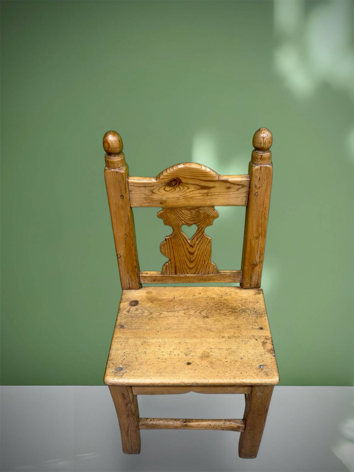 Chaise en bois primitive style brutaliste 19e siècle