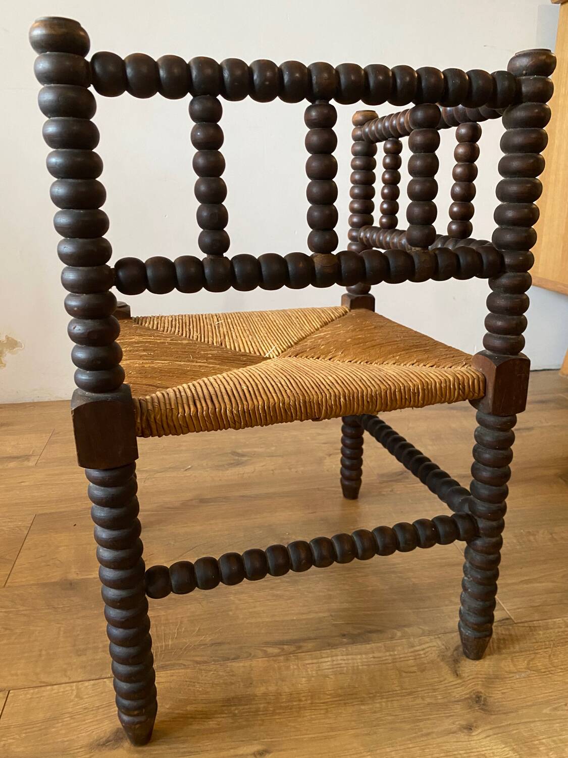 Beaded wood corner or corner armchair