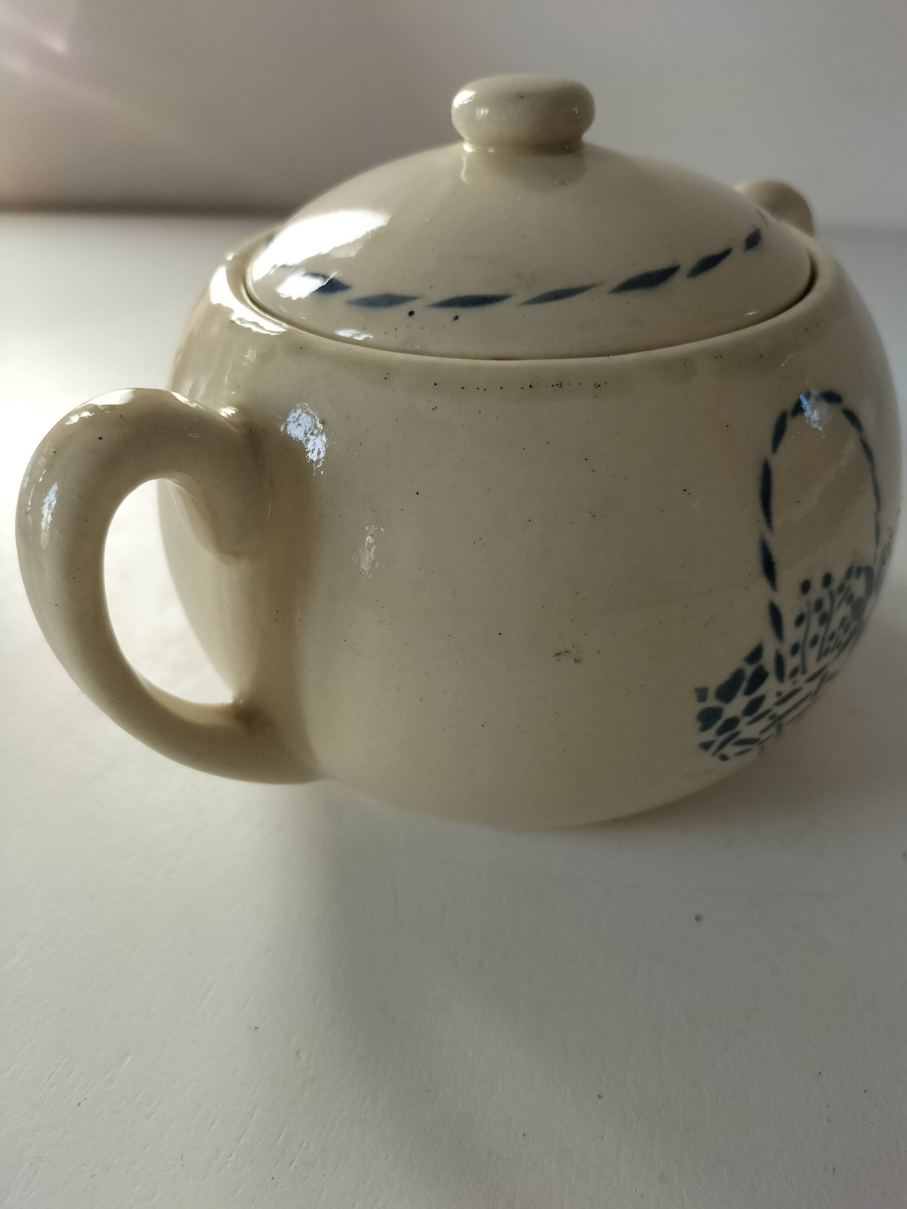Sucrier HBCM modèle Paradis en terre de fer décor panier bleu