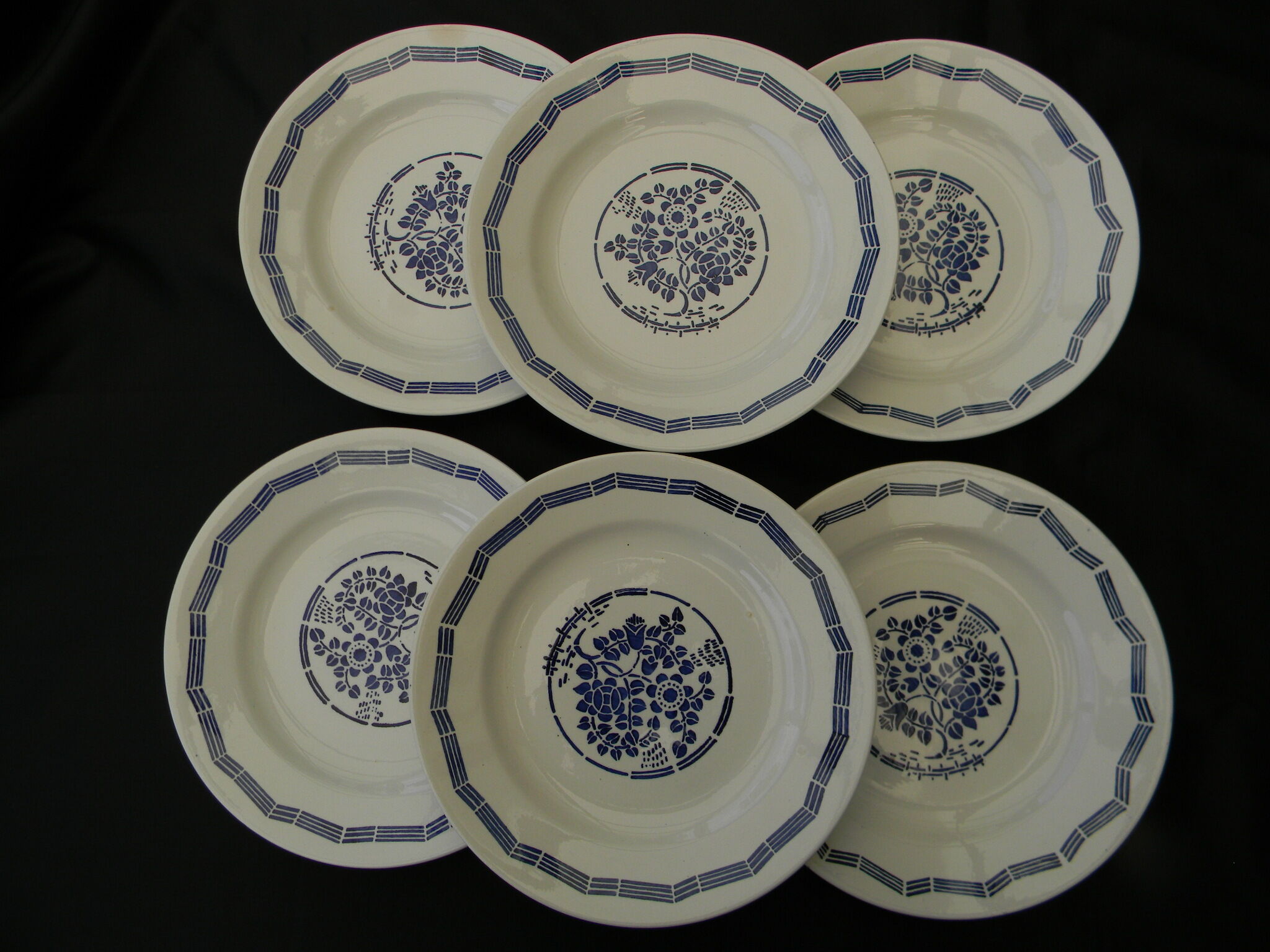 6 flat plates in earthenware from SAINT AMAND. Blue decoration.