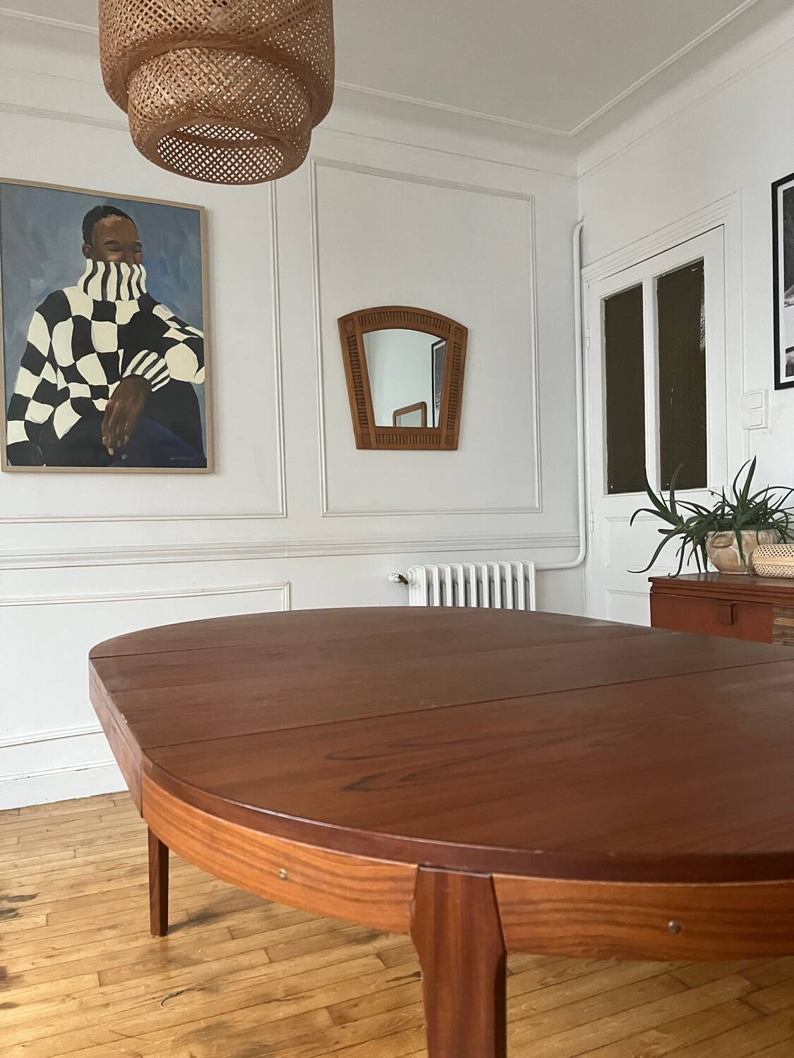 Round extendable rosewood table from the 70s