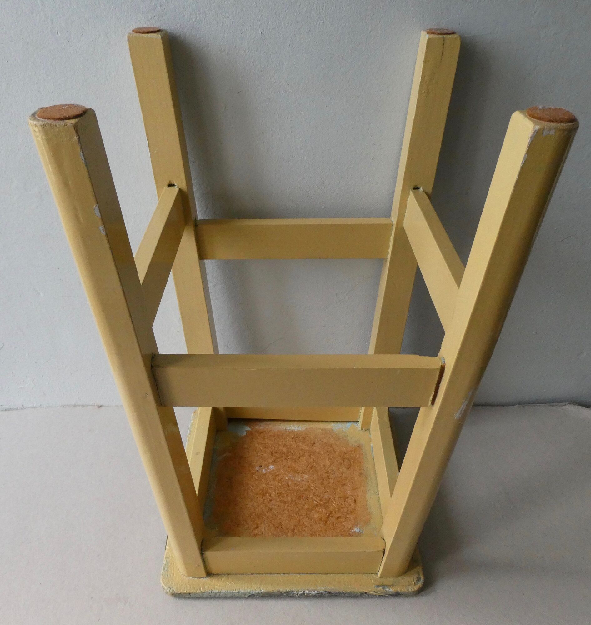 Tabouret des années 50 en bois dans sa couleur d'origine