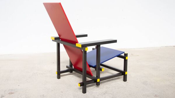 Red and blue chair Gerrit Rietveld par Cassina
