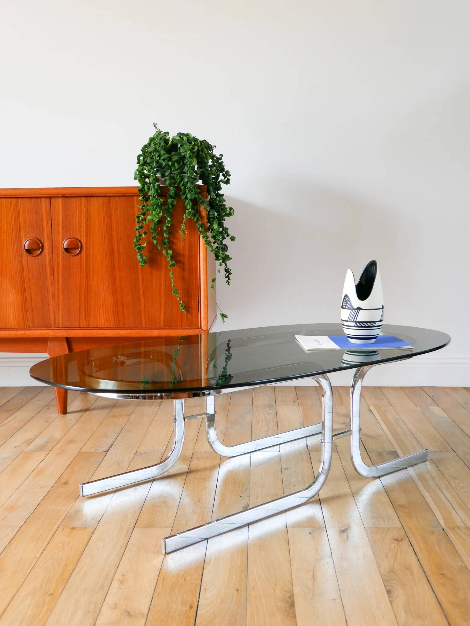 Oval coffee table in smoked glass and chrome, original double S design base, 1970.