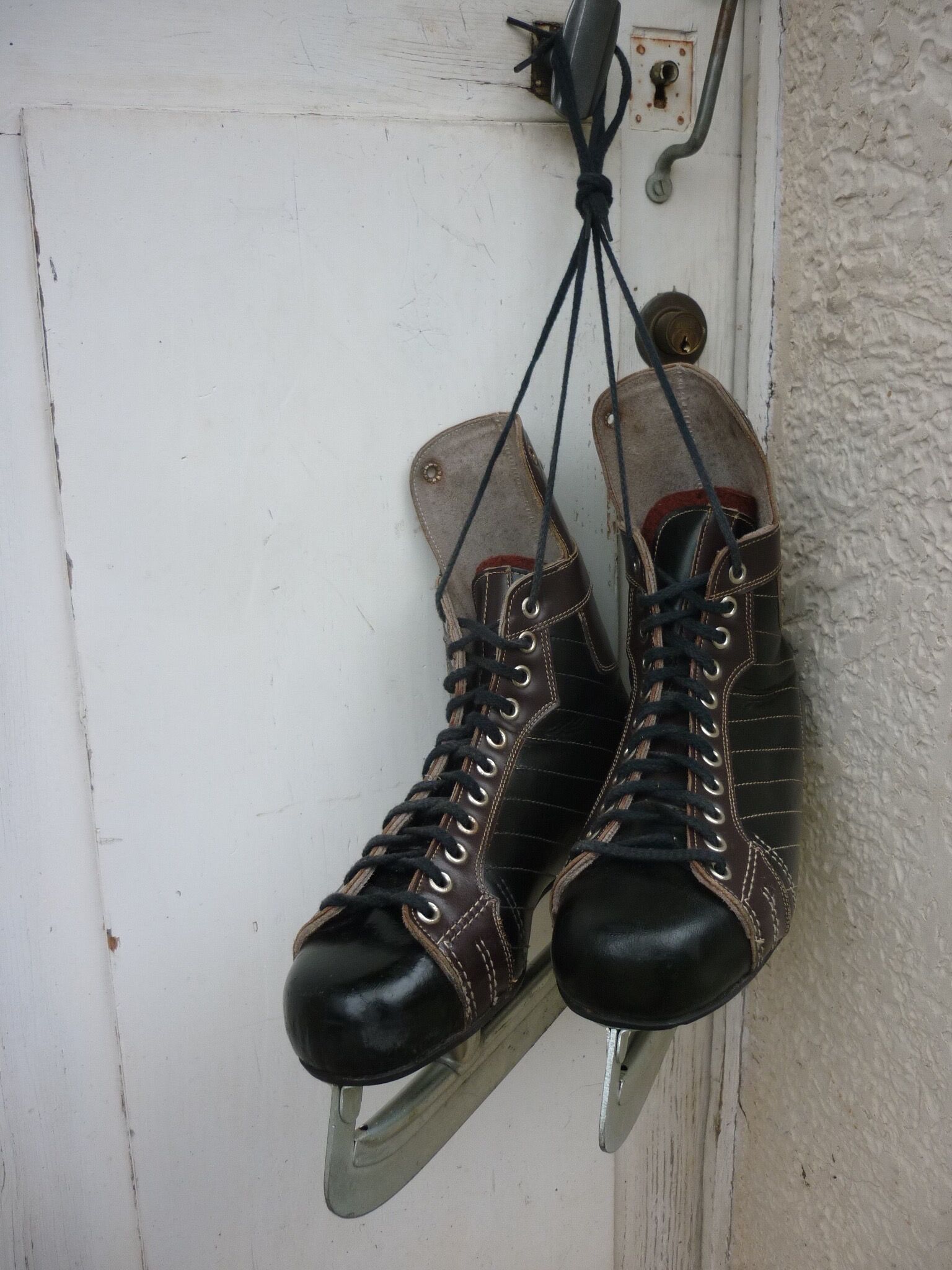 Old Lutra ice hockey skates