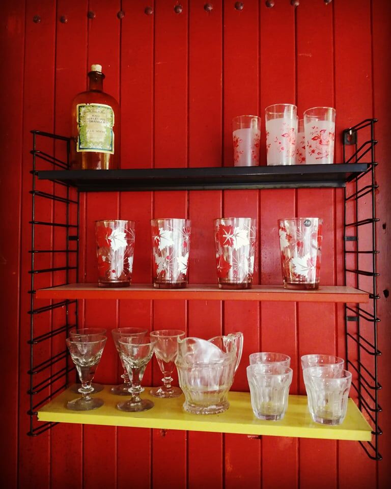 Tomado string shelf