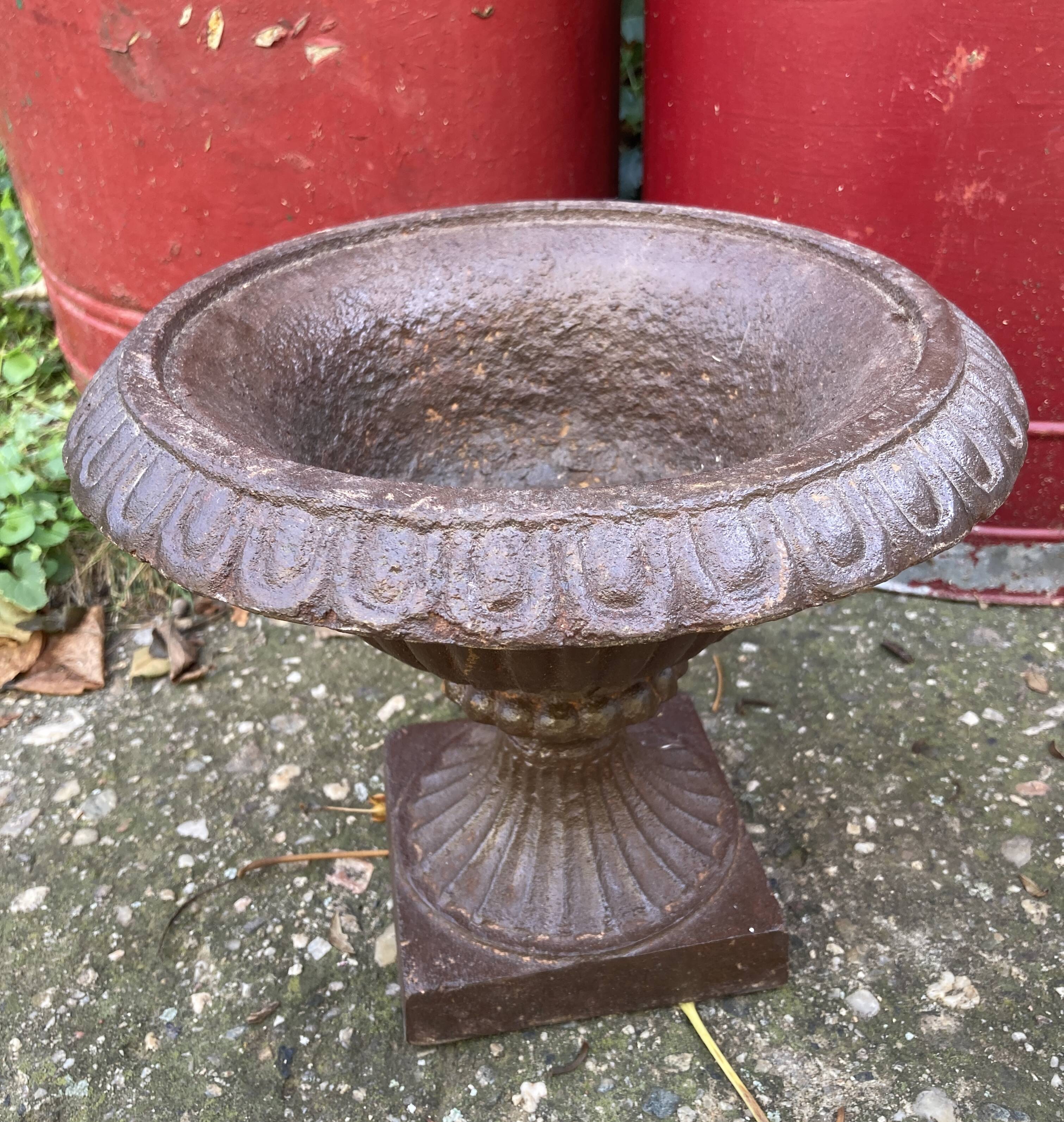 Antique Medici cast iron vase - Height 21 cm