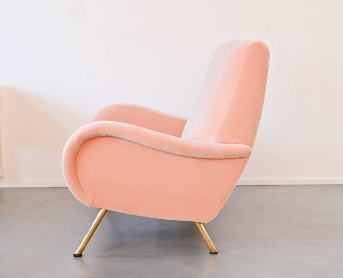 Two-seater sofa from the 1950s in pink, Pierre Frey.