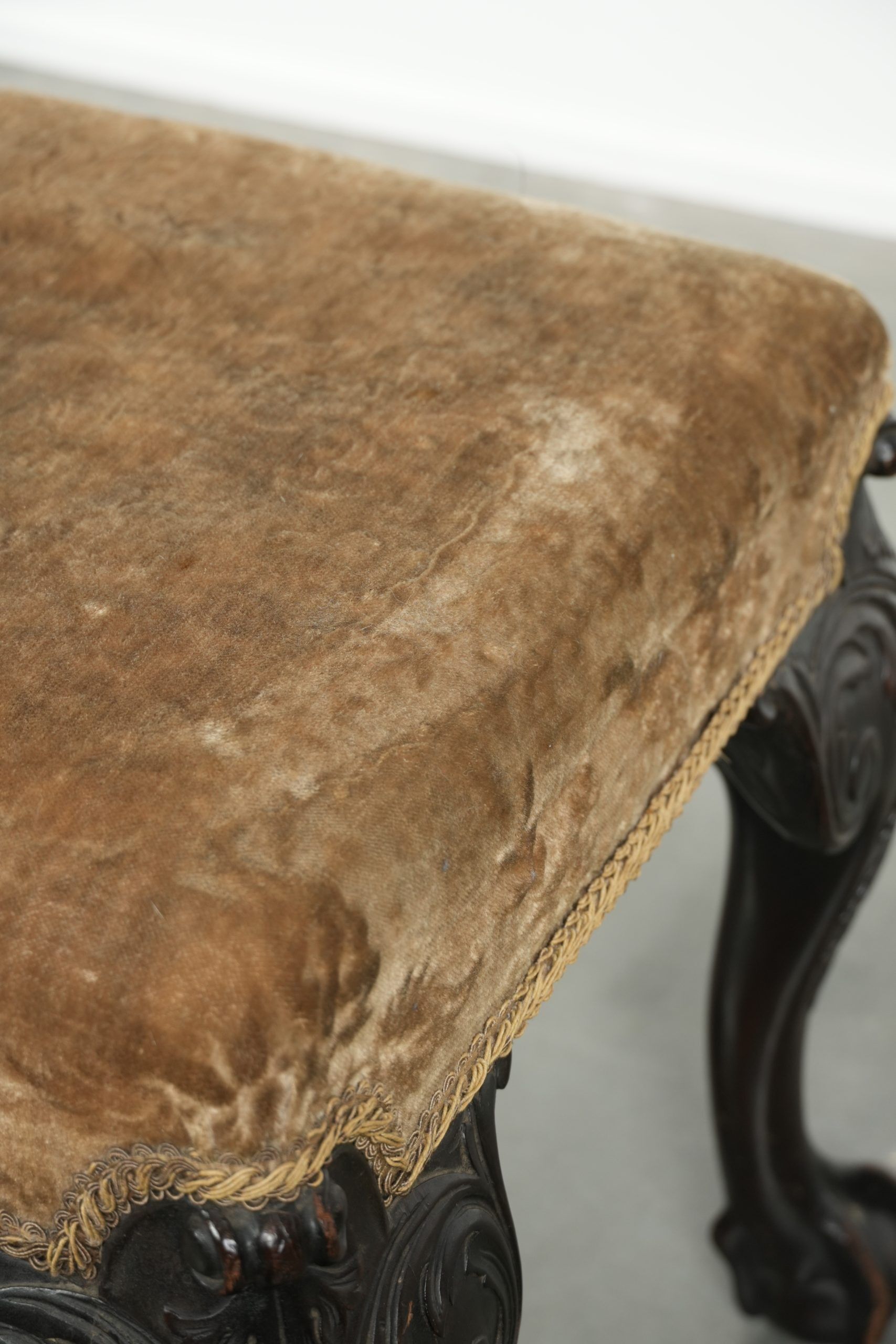 Siège / ottoman néerlandais antique du XVIIIe siècle en tissu velours