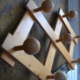 wooden wall-mounted coat rack with 7 hooks