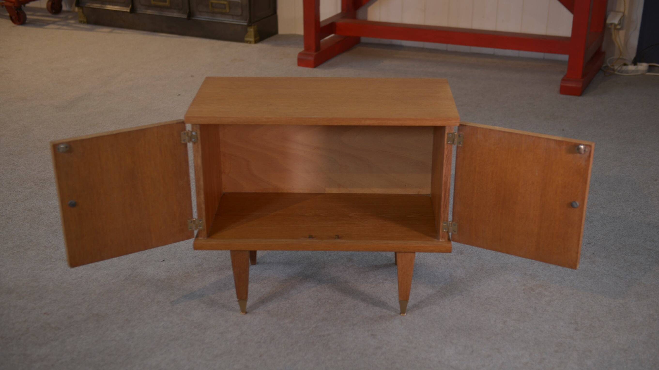 Brutalist bedside table in oak and oak veneer, 1950s