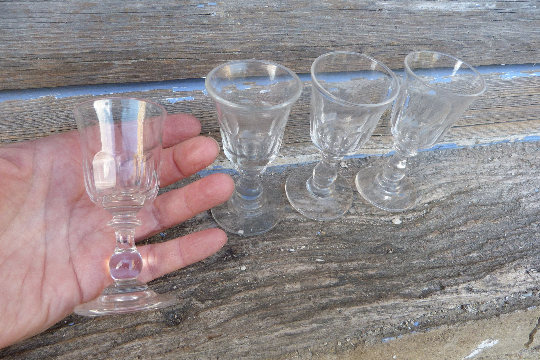 Set of 4 glasses with old feet for liquor