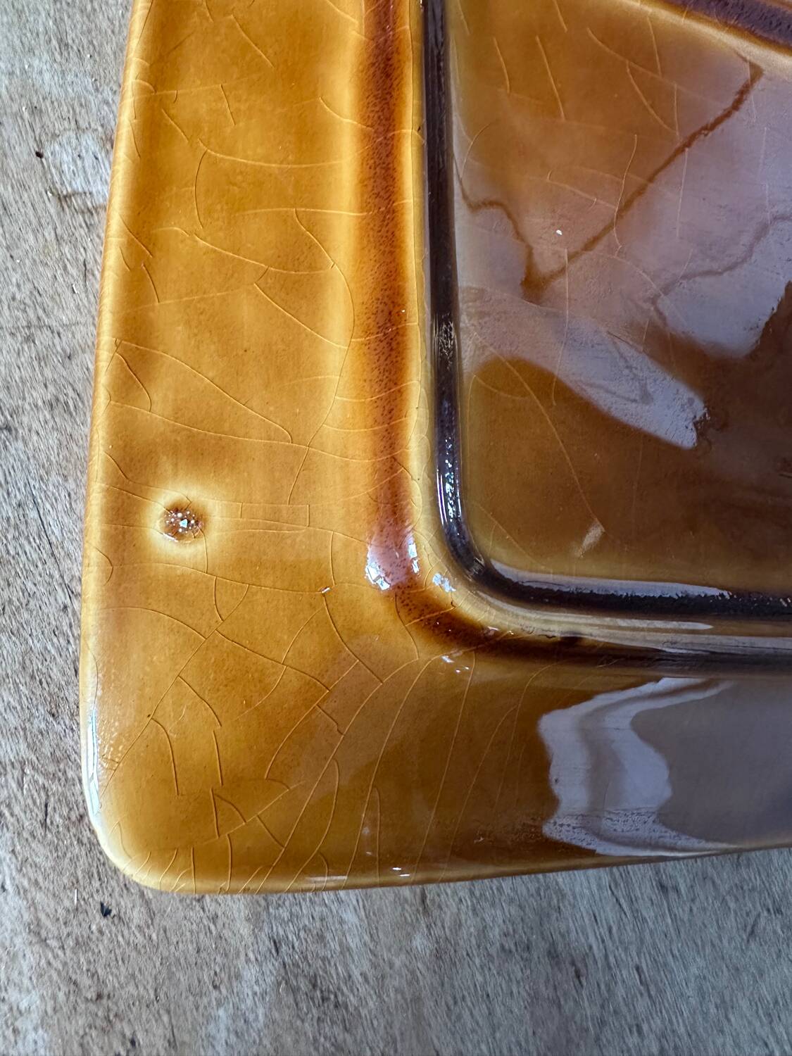 Petit plat à asperges en barbotine