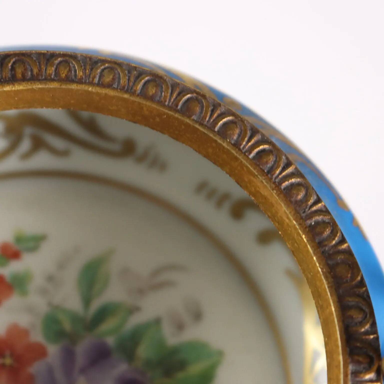 Antique coupe in Sèvres porcelain, Man., France, early 20th century.