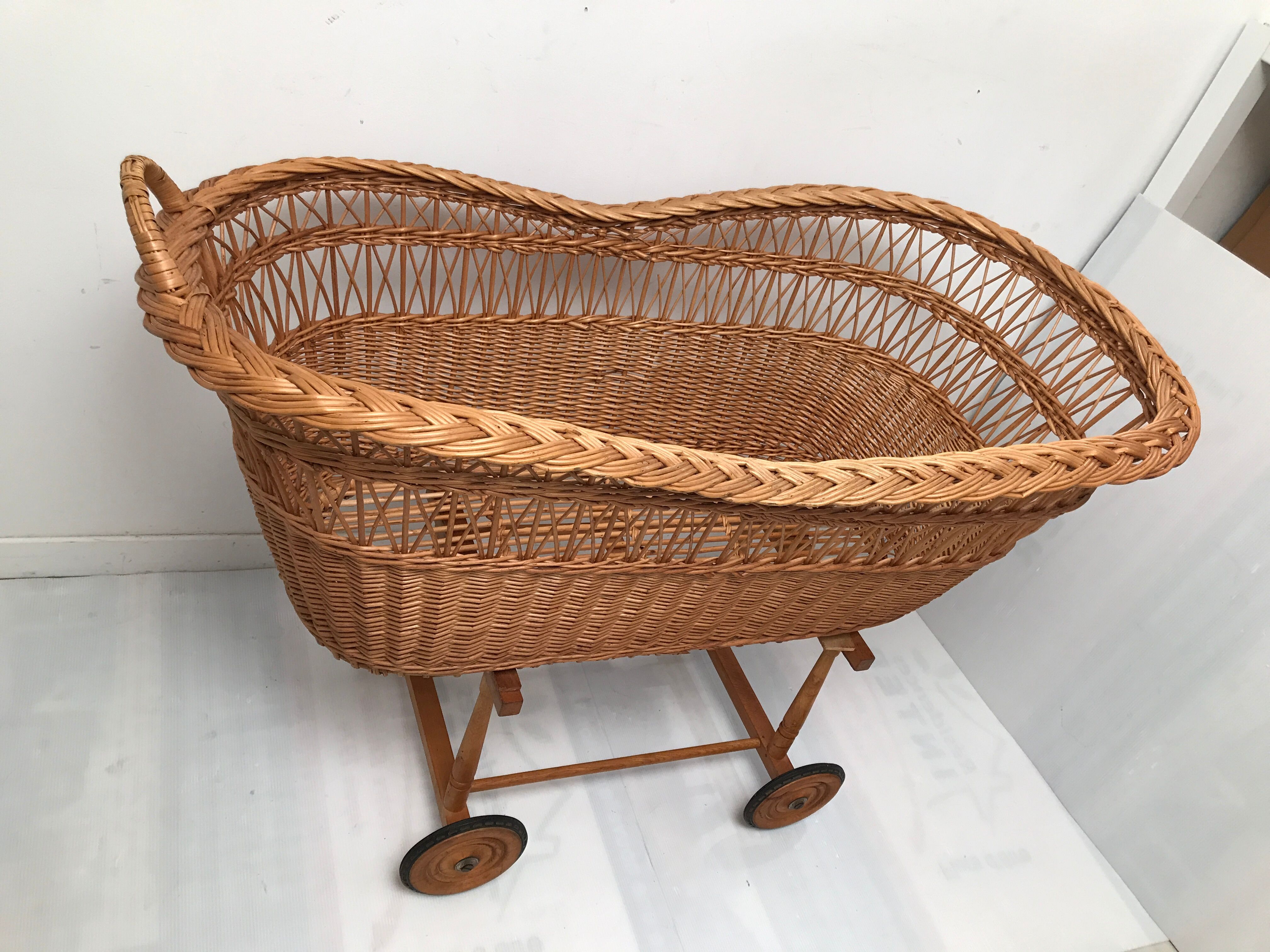Vintage wicker cradle with 50-60s wheels