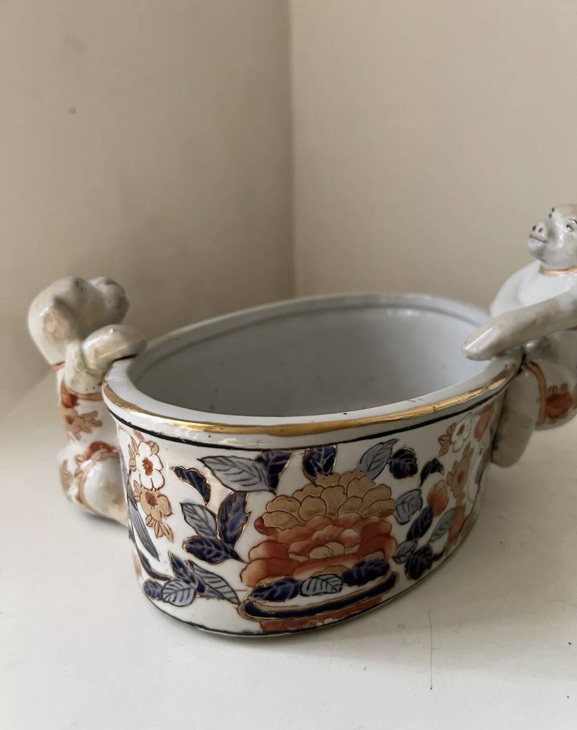 Antique Imari planter with zoomorphic dog decoration, 19th century