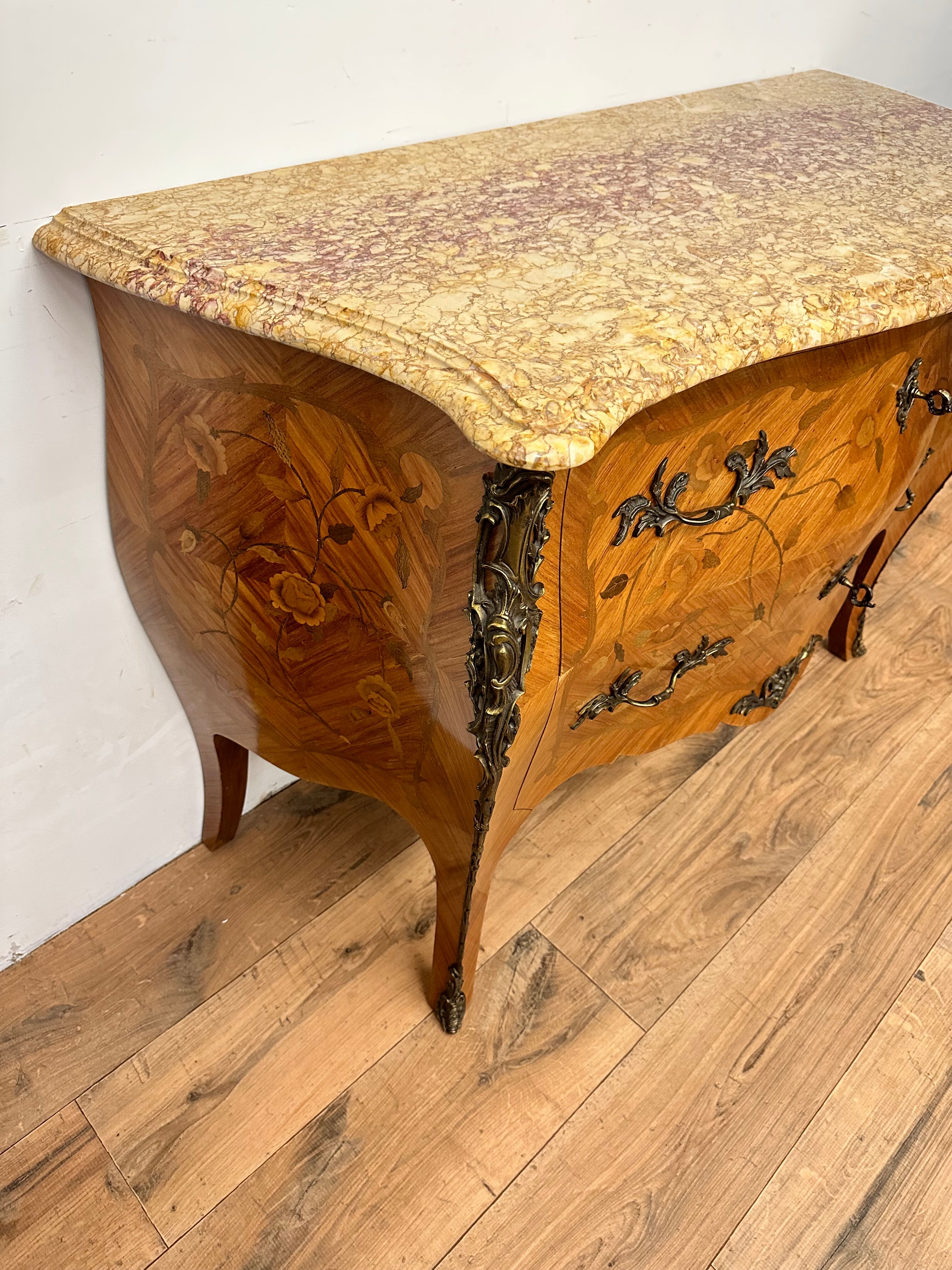 Commode galbé de style louis XV