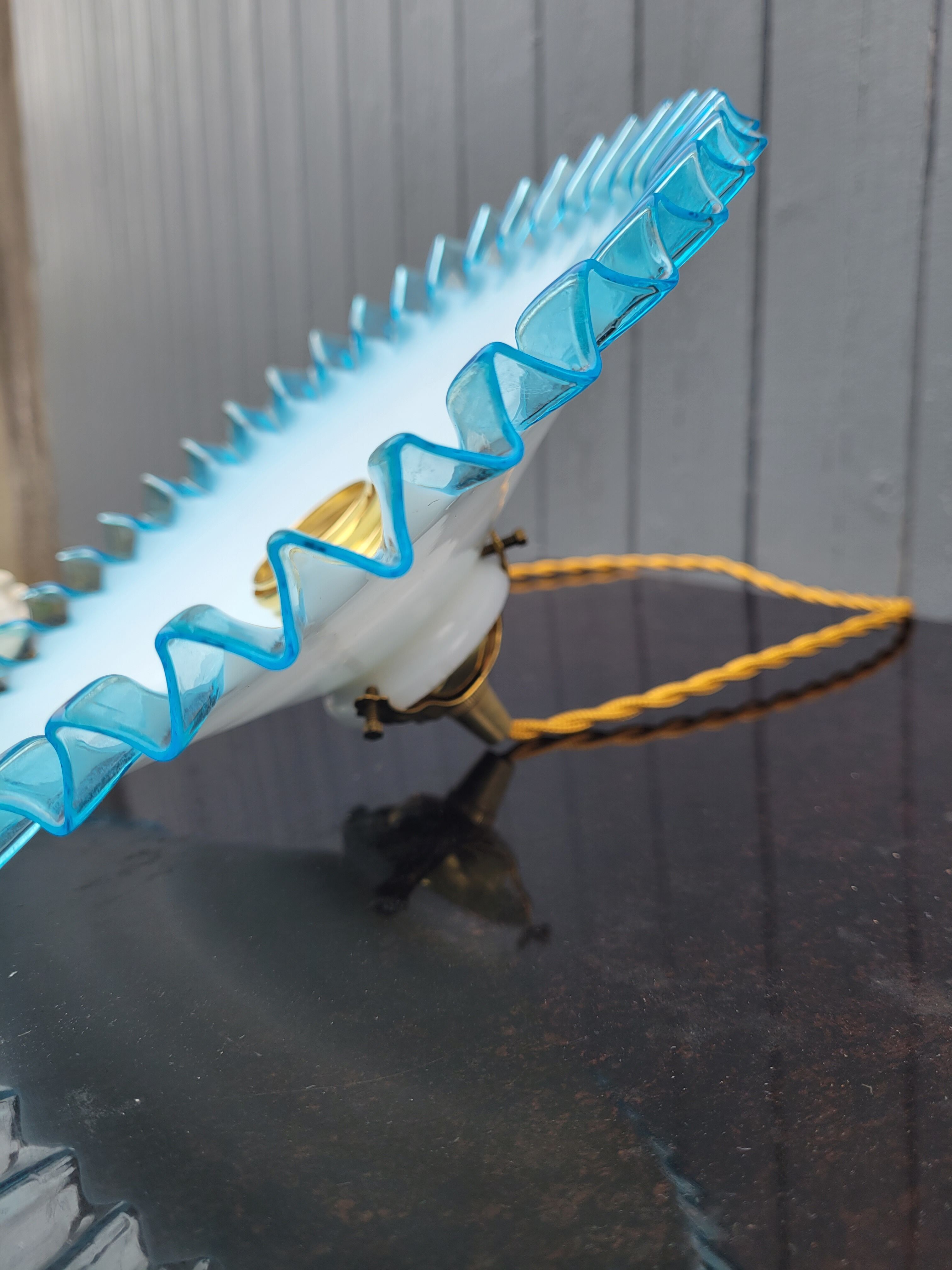 Serrated opaline suspension