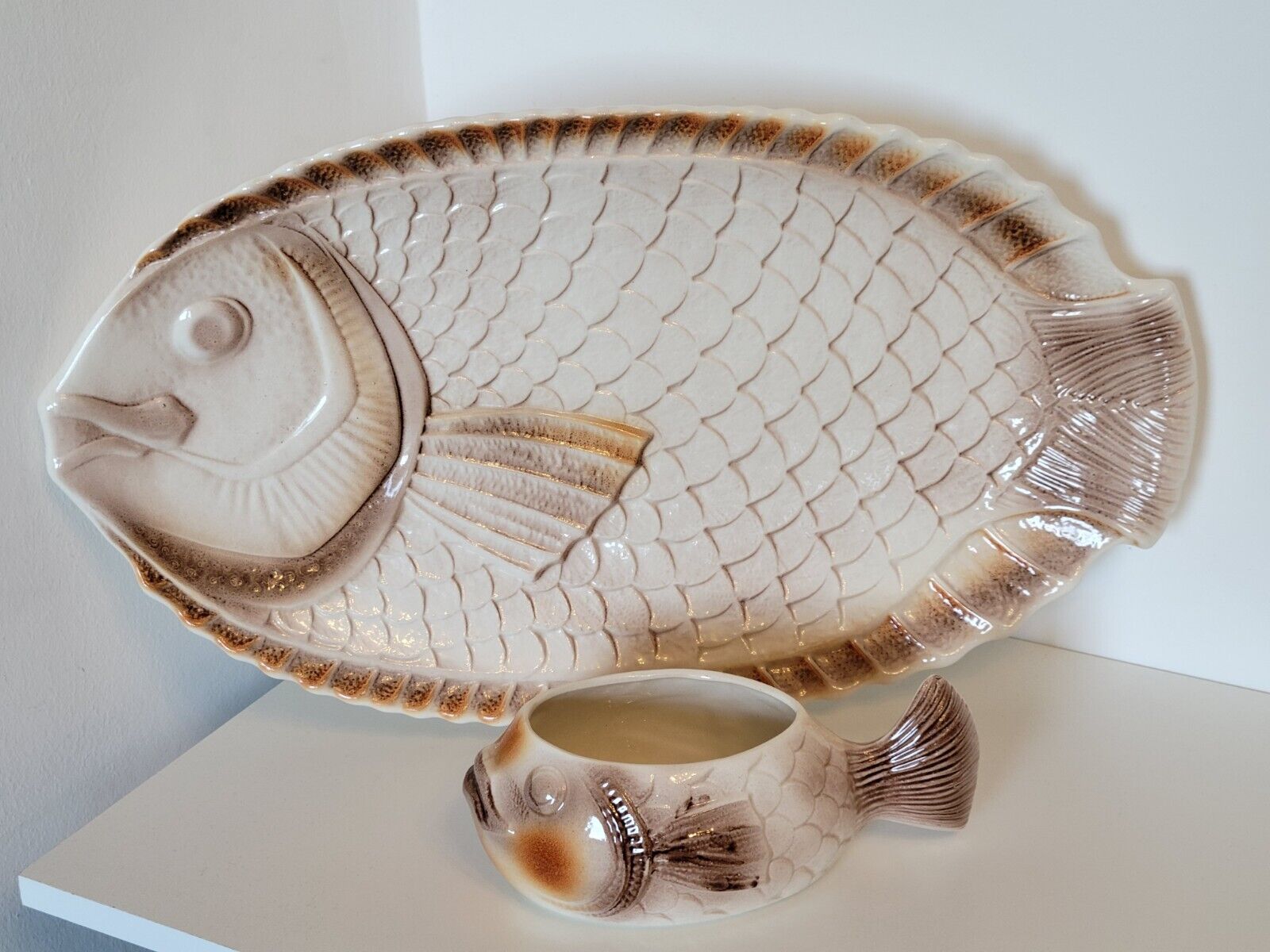 Plat à poisson & saucière en barbotine Sarreguemines vintage