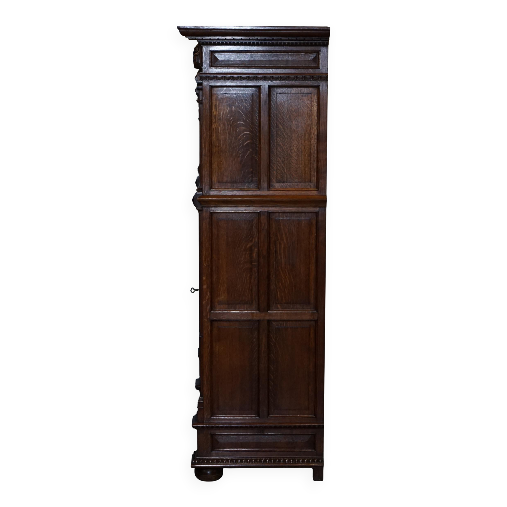 Armoire hollandaise sculptée à la main années 1940